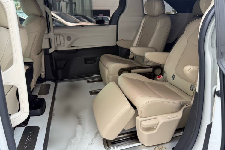 Used Toyota SIENNA 2023 2.5L Hybrid Deluxe Edition Interior 2