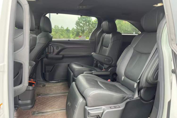 Used Toyota SIENNA 2023 2.5L Hybrid Deluxe Edition Interior 2