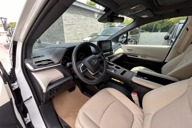 Used Toyota SIENNA 2023 2.5L Hybrid Luxury Edition Interior 2