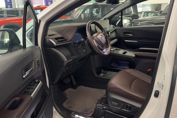 Used Toyota SIENNA 2023 2.5L Hybrid Platinum Edition Interior 2