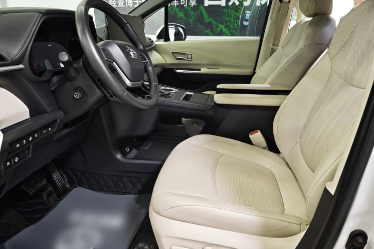 Used Toyota SIENNA 2023 2.5L Hybrid Platinum Edition Interior 3