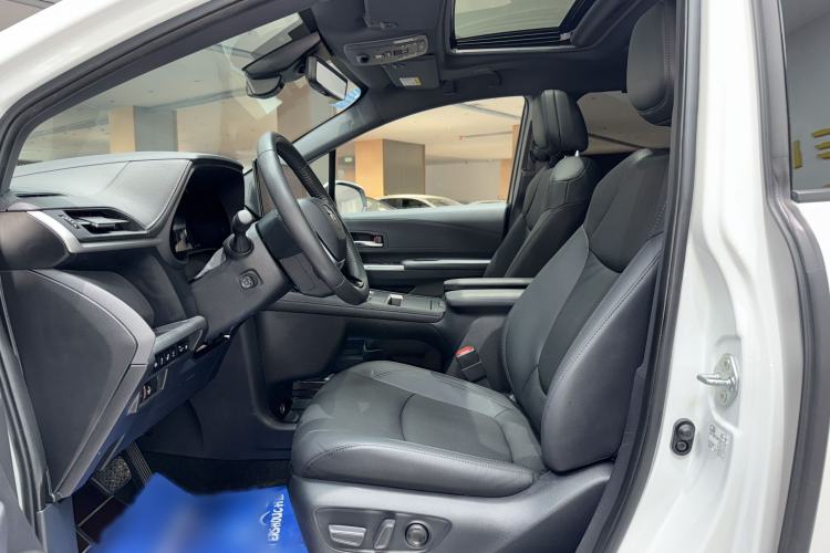 Used Toyota SIENNA 2023 2.5L Hybrid Platinum Edition Interior 3