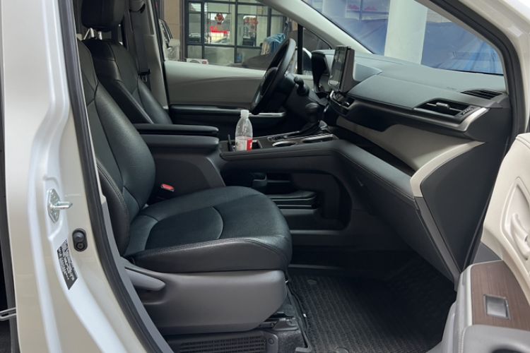 Used Toyota SIENNA 2023 2.5L Hybrid Comfort Edition Interior 3