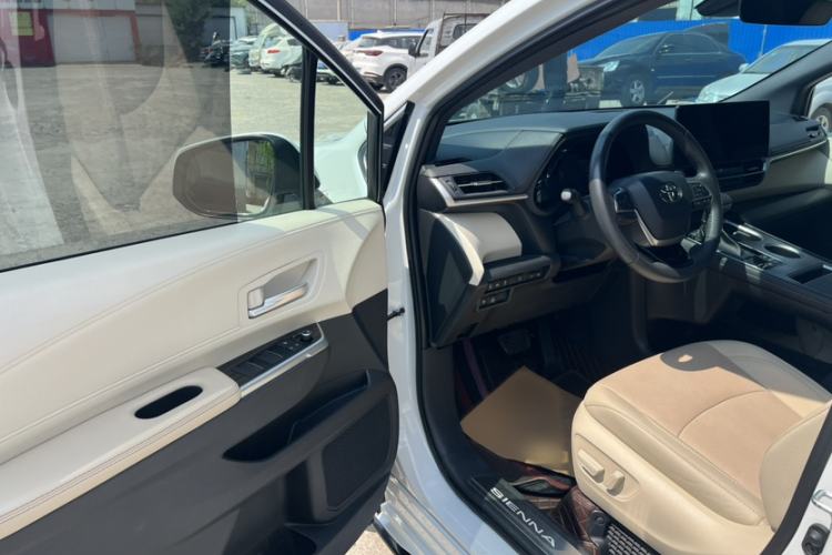 Used Toyota SIENNA 2023 2.5L Hybrid Deluxe Edition Interior 3