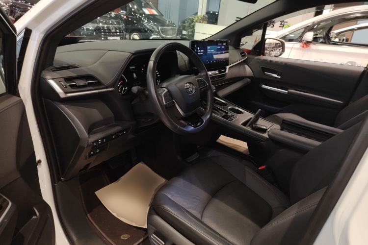 Used Toyota SIENNA 2023 2.5L Hybrid Deluxe Edition Interior 3