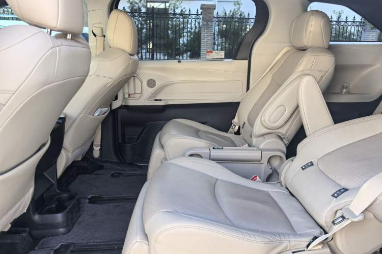 Used Toyota SIENNA 2023 2.5L Hybrid Deluxe Edition Interior 3