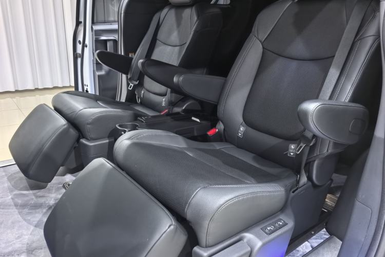 Used Toyota SIENNA 2023 2.5L Hybrid Deluxe Edition Interior 3