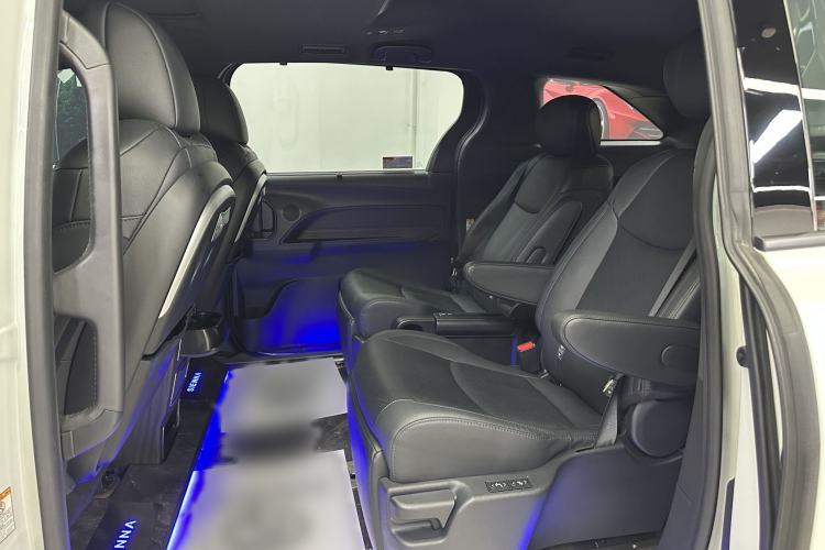Used Toyota SIENNA 2023 2.5L Hybrid Deluxe Edition Interior 3