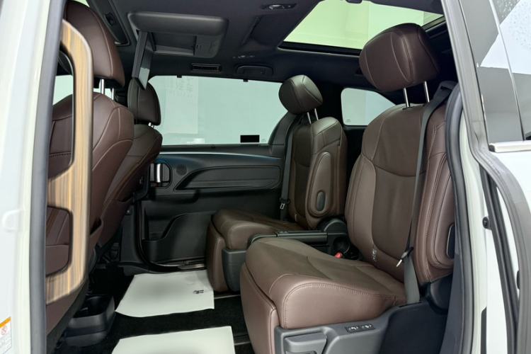 Used Toyota SIENNA 2023 2.5L Hybrid Platinum Edition Interior 3