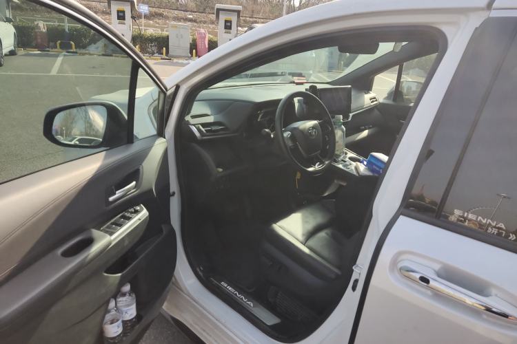 Used Toyota SIENNA 2023 2.5L Hybrid Deluxe Edition Interior 3