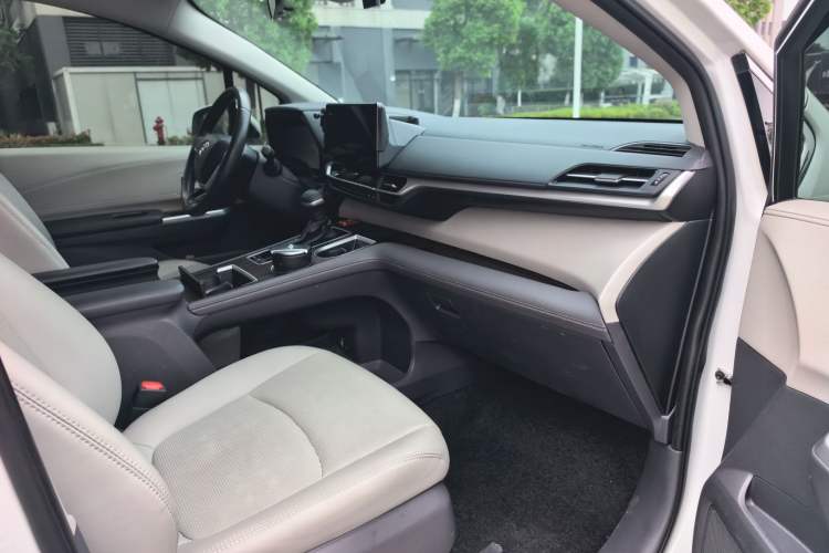 Used Toyota SIENNA 2023 2.5L Hybrid Comfort Edition Interior 3