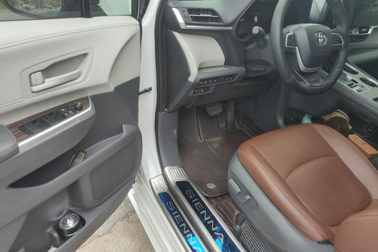 Used Toyota SIENNA 2023 2.5L Hybrid Comfort Edition Interior 3