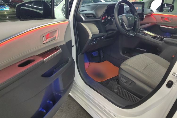 Used Toyota SIENNA 2023 2.5L Hybrid Comfort Edition Interior 3