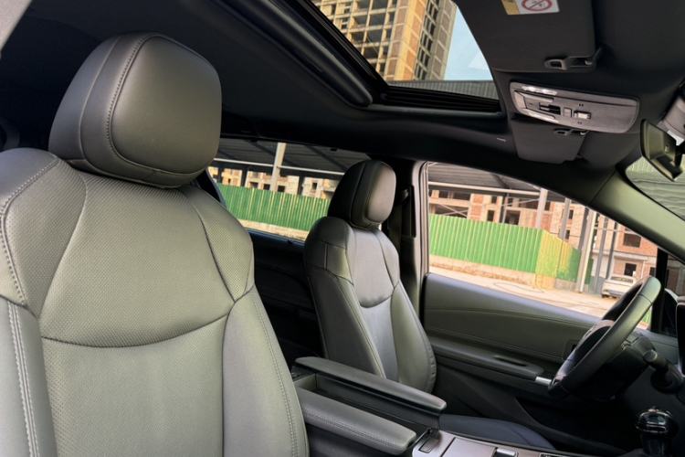 Used Toyota SIENNA 2023 2.5L Hybrid Deluxe Edition Interior 3