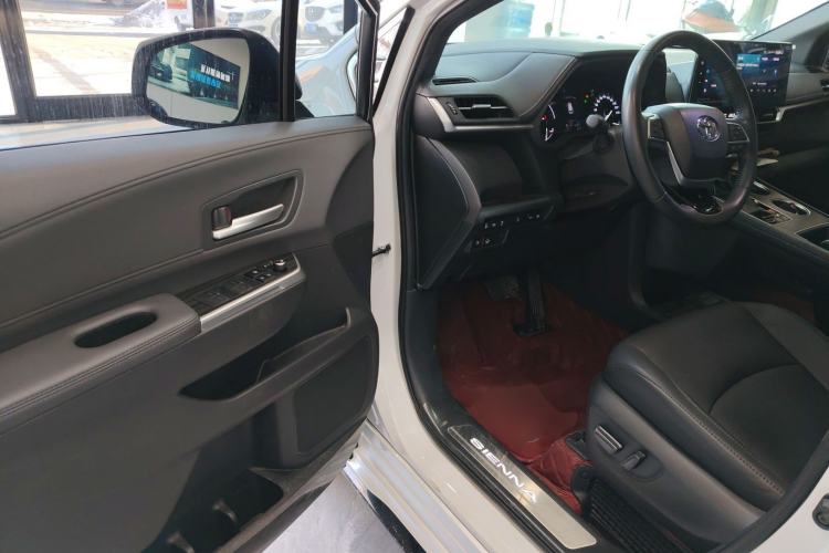 Used Toyota SIENNA 2023 2.5L Hybrid Deluxe Edition Interior 3