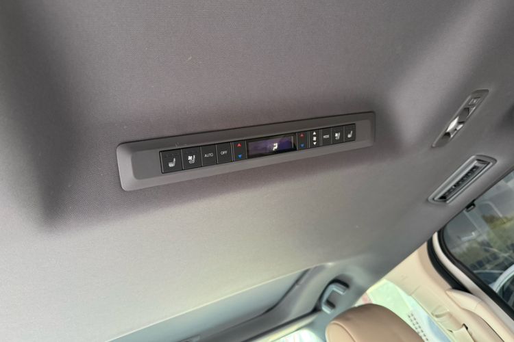 Used Toyota SIENNA 2023 2.5L Hybrid Deluxe Edition Interior 3