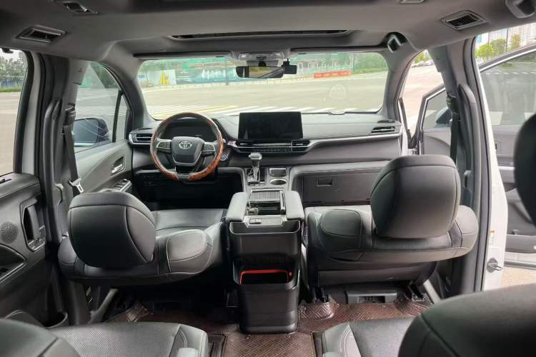 Used Toyota SIENNA 2023 2.5L Hybrid Deluxe Edition Interior 3