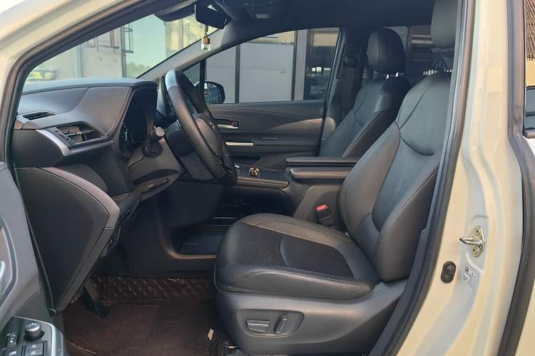 Used Toyota SIENNA 2023 2.5L Hybrid Deluxe Edition Interior 3