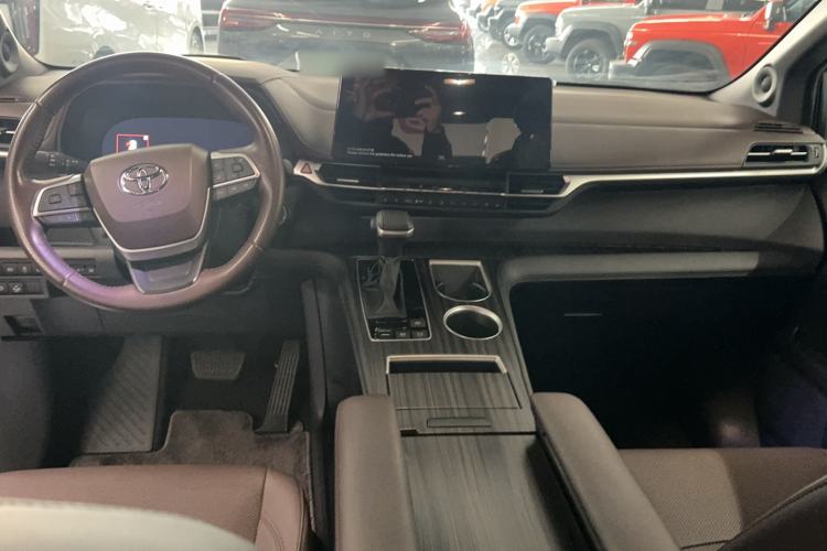 Used Toyota SIENNA 2023 2.5L Hybrid Platinum Edition Interior 3