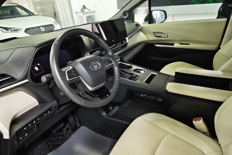 Used Toyota SIENNA 2023 2.5L Hybrid Platinum Edition Interior 4