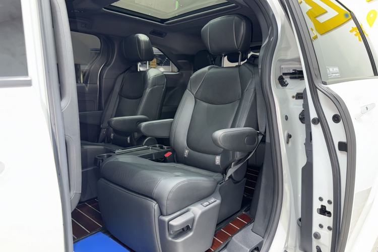 Used Toyota SIENNA 2023 2.5L Hybrid Platinum Edition Interior 4
