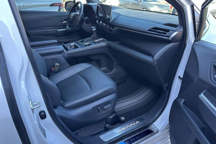 Used Toyota SIENNA 2023 2.5L Hybrid Ultimate Edition Interior 4