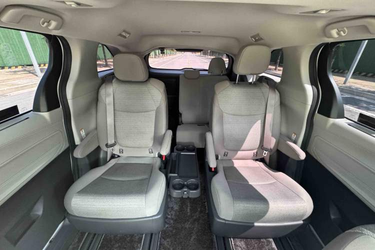 Used Toyota SIENNA 2023 2.5L Hybrid Comfort Edition Interior 4