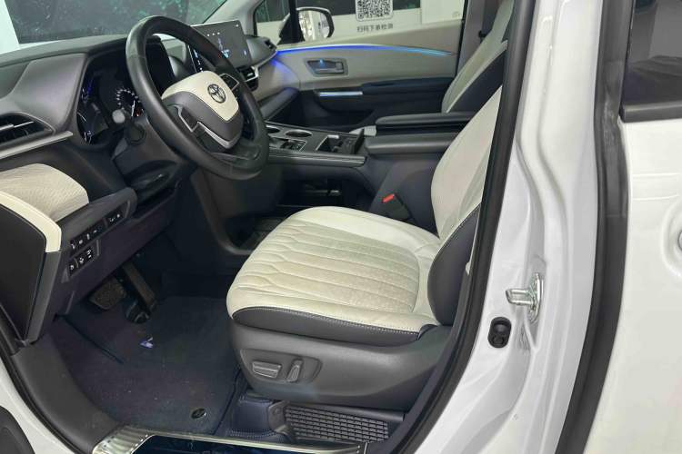Used Toyota SIENNA 2023 2.5L Hybrid Comfort Edition Interior 4