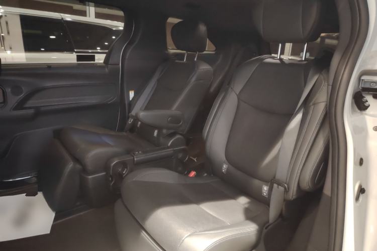 Used Toyota SIENNA 2023 2.5L Hybrid Deluxe Edition Interior 4