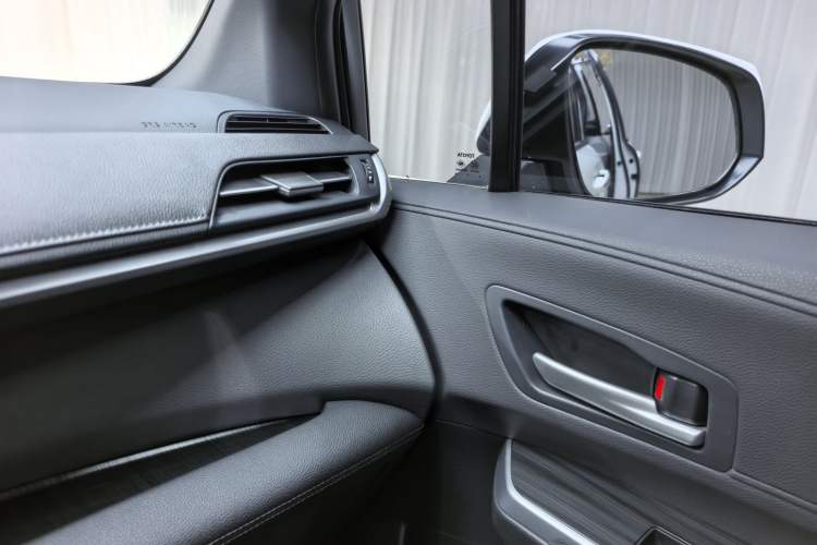 Used Toyota SIENNA 2023 2.5L Hybrid Deluxe Edition Interior 4