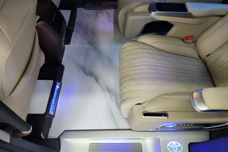Used Toyota SIENNA 2023 2.5L Hybrid Comfort Edition Interior 4