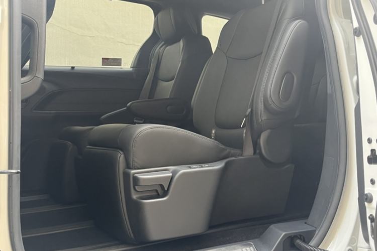 Used Toyota SIENNA 2023 2.5L Hybrid Deluxe Edition Interior 4