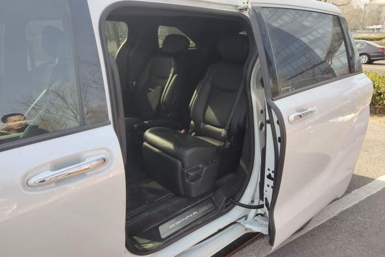 Used Toyota SIENNA 2023 2.5L Hybrid Deluxe Edition Interior 4