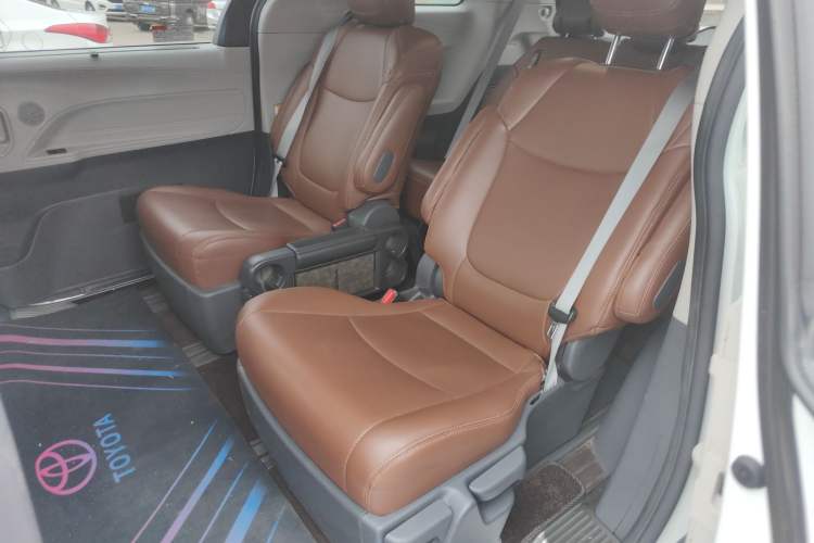 Used Toyota SIENNA 2023 2.5L Hybrid Comfort Edition Interior 4