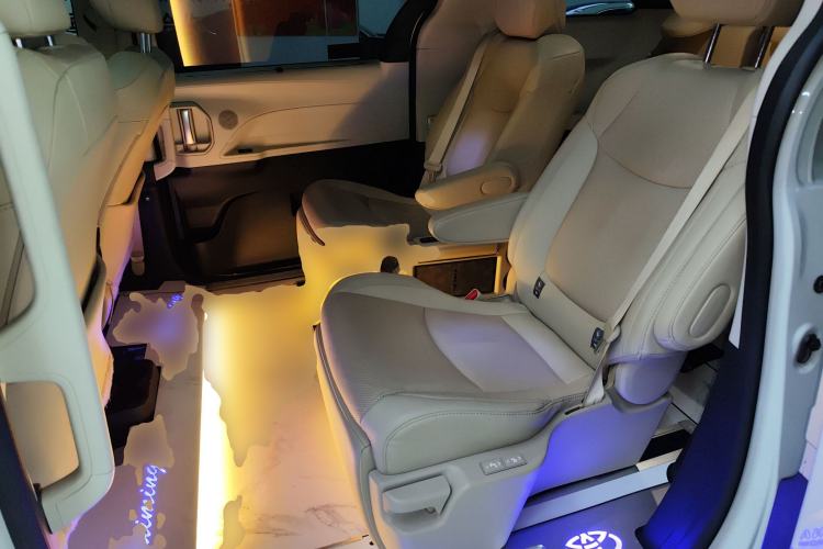 Used Toyota SIENNA 2023 2.5L Hybrid Ultimate Edition Interior 4