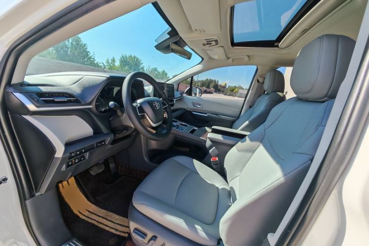 Used Toyota SIENNA 2023 2.5L Hybrid Luxury Edition Interior 4