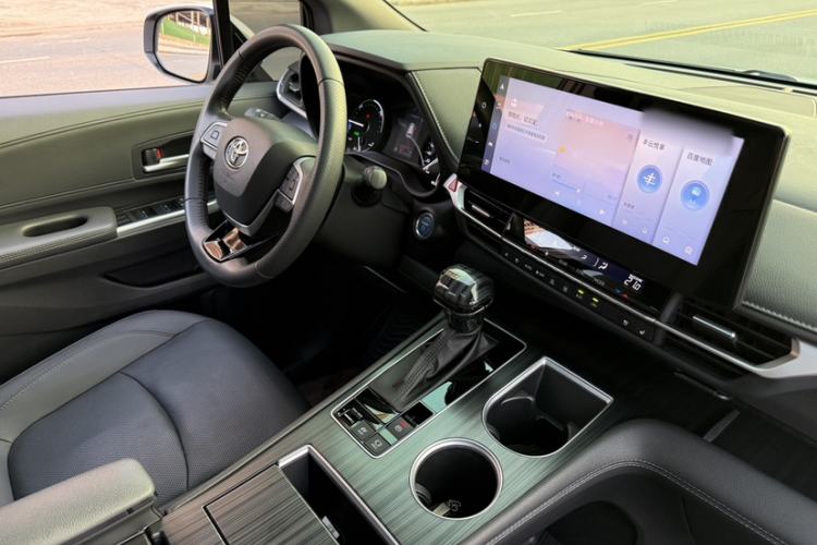 Used Toyota SIENNA 2023 2.5L Hybrid Deluxe Edition Interior 4
