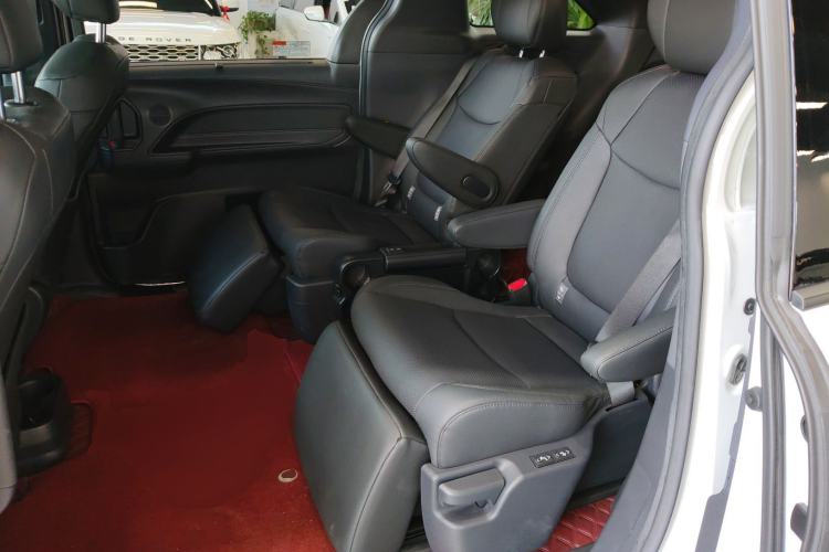 Used Toyota SIENNA 2023 2.5L Hybrid Deluxe Edition Interior 4
