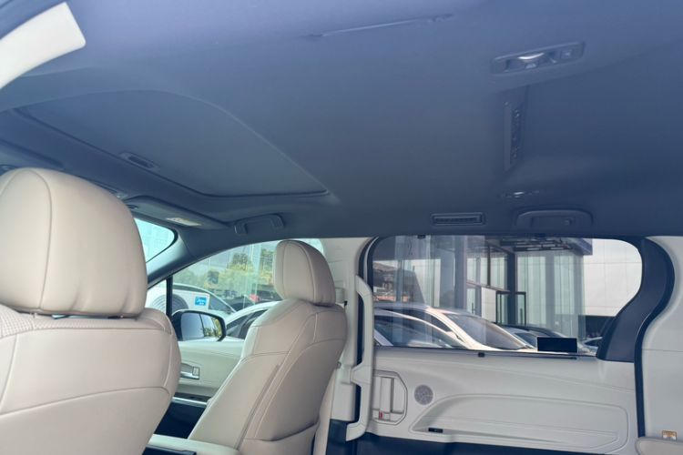 Used Toyota SIENNA 2023 2.5L Hybrid Deluxe Edition Interior 4