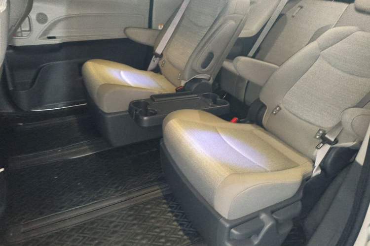 Used Toyota SIENNA 2023 2.5L Hybrid Comfort Edition Interior 4
