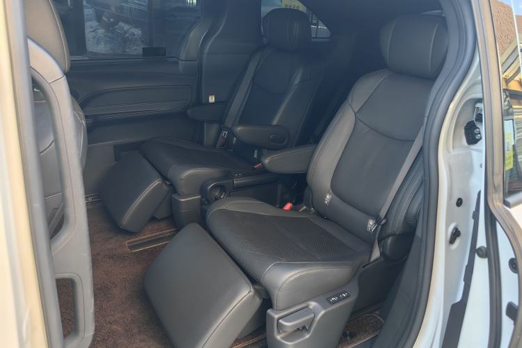 Used Toyota SIENNA 2023 2.5L Hybrid Deluxe Edition Interior 4