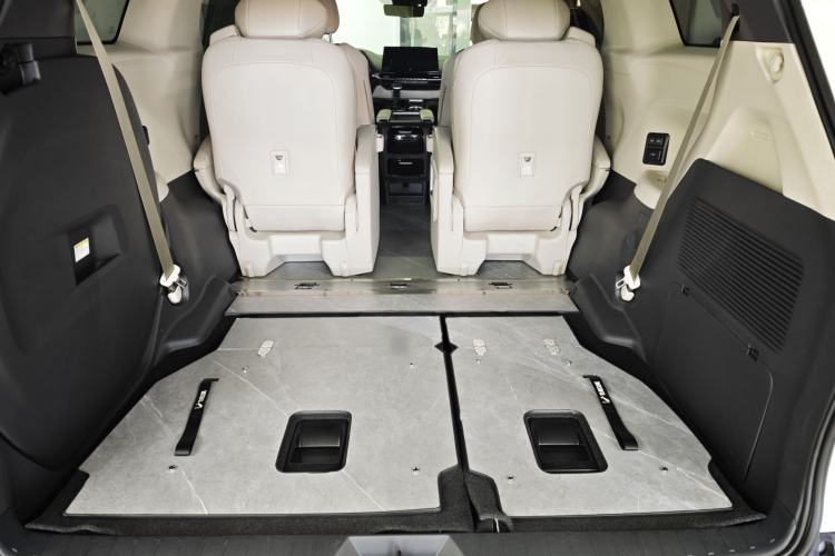 Used Toyota SIENNA 2023 2.5L Hybrid Platinum Edition Interior 5