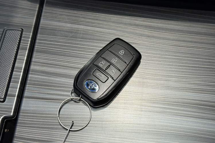 Used Toyota SIENNA 2023 2.5L Hybrid Platinum Edition Interior 5