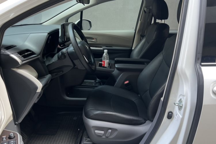 Used Toyota SIENNA 2023 2.5L Hybrid Comfort Edition Interior 5