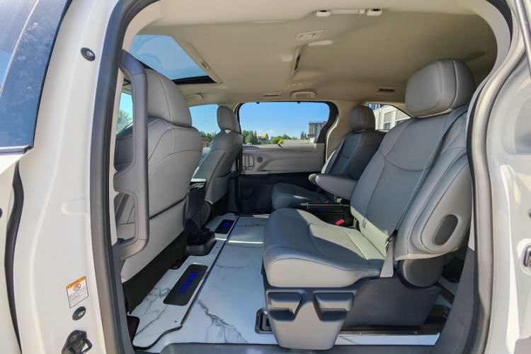 Used Toyota SIENNA 2023 2.5L Hybrid Luxury Edition Interior 5