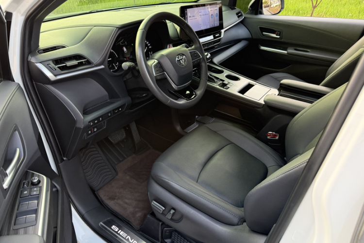 Used Toyota SIENNA 2023 2.5L Hybrid Deluxe Edition Interior 5