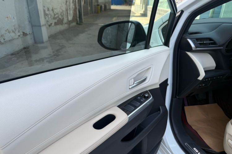 Used Toyota SIENNA 2023 2.5L Hybrid Deluxe Edition Interior 5