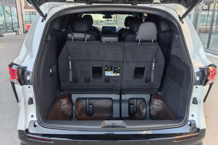 Used Toyota SIENNA 2023 2.5L Hybrid Deluxe Edition Interior 5