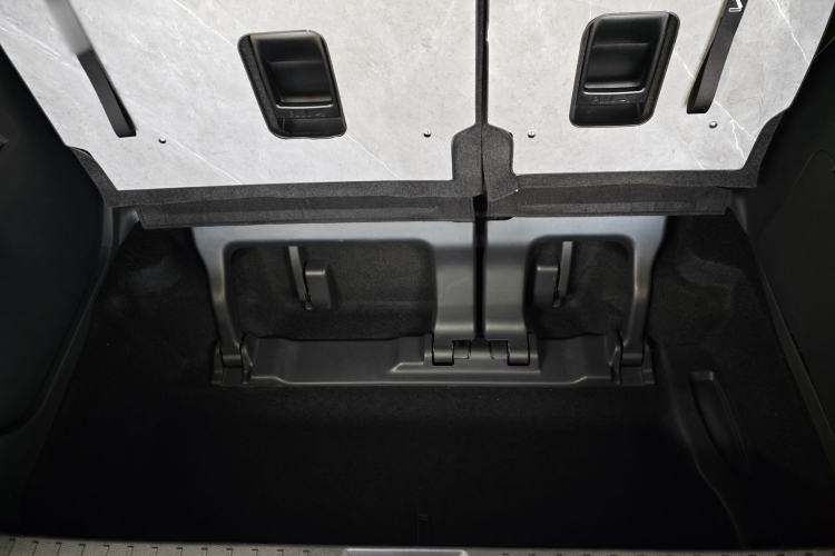 Used Toyota SIENNA 2023 2.5L Hybrid Platinum Edition Interior 6
