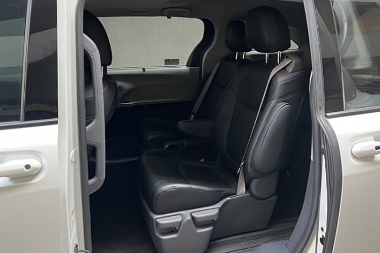 Used Toyota SIENNA 2023 2.5L Hybrid Comfort Edition Interior 6